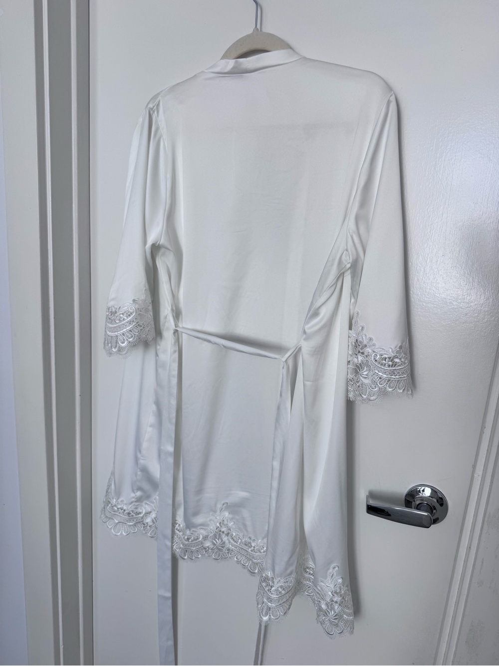 LÉ ROSE White Lace-Trim Satin Robe - Picture 3 of 5